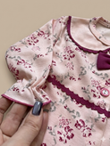 سرهمی نوزادی دخترانه صورتی گلدار فالنا کیدز با تزئین پاپیون زرشکی و یقه فانتزی