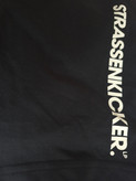 شلوارک مشکی پسرانه برند Strassenkicker با چاپ سفید نام برند و کمر کشی، مناسب استایل اسپرت کودکان در فالنا کیدز.