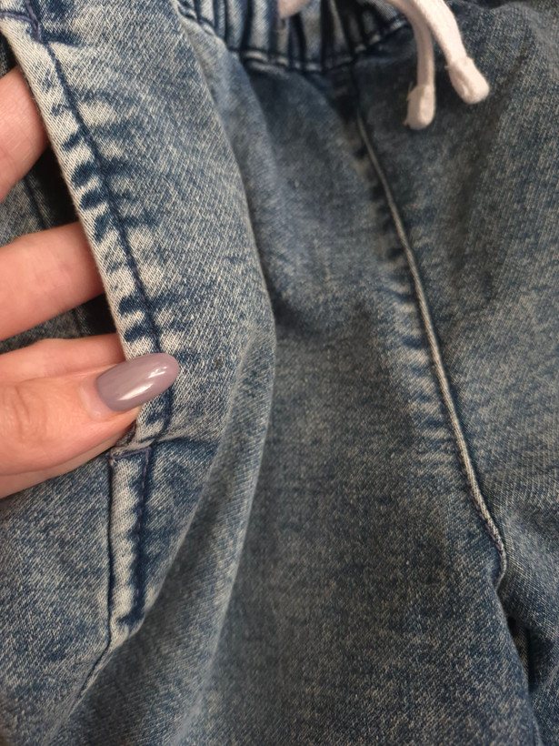 تصویر تگ پشتی شلوارک جین بچگانه لوپیلو (Lupilu) با جزئیات متریال (Lycra) و کد محصول