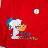 تیشرت نخی بچگانه پسرانه قرمز برند نامشخص مدل اسنوپی بیسبالیست "BEST CATCHER" مناسب سایز ۳ تا ۴ سال با جزئیات یقه سهدکمه و جیب